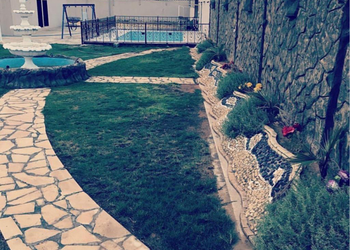 شاليه بمسطح اخضر و مسبح 
