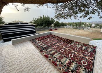 استراحة بجلسة مطلة على المزرعة 