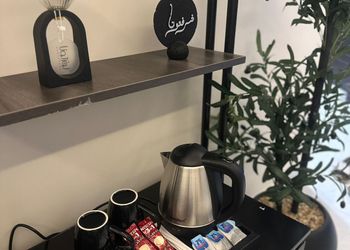 شقة بصالة ومجلس وغرفتين نوم 