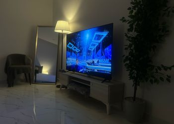 استديو بأثاث مريح وبسيط 