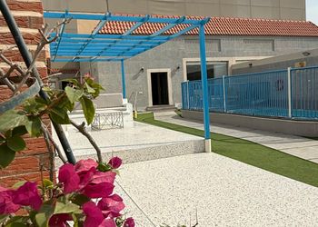 شاليه بجلسة خارجية ومسبح