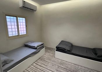 شقة بغرفة معيشة وغرفتين نوم 