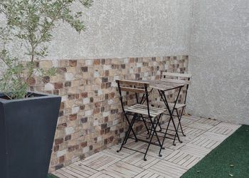 شاليه بجلسة تطل على مسبح خارجي 