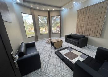 مزرعة بمسطحات خضراء وبيت شعر 