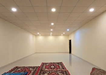 استراحة بمجلس واسع وفناء خارجي 