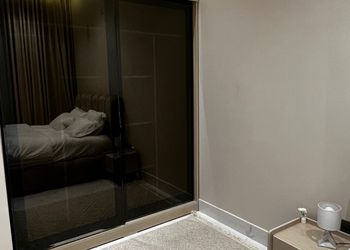 شقة بصالة أنيقة ودخول ذاتي