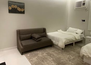 استديو بسرير مريح وتصميم هادئ 