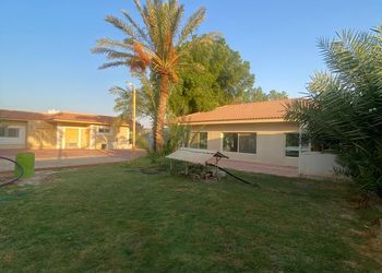 استراحة بمسطح اخضر وجلسه خارجيه