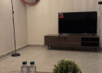 شقة بصالة مريحة وغرفة نوم 