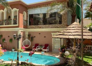 شاليه بجناح فاخر مطل على المسبح
