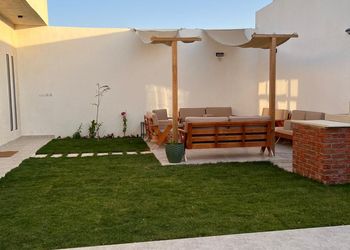 شاليه بجلسة خارجية ومسطح اخضر