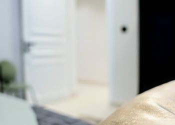 شقة بغرفة معيشة وغرفتين نوم 