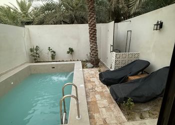 شاليه بجلسة خارجية ومسبح 