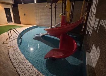 شاليه بألعاب مائيه وجلسه خارجيه