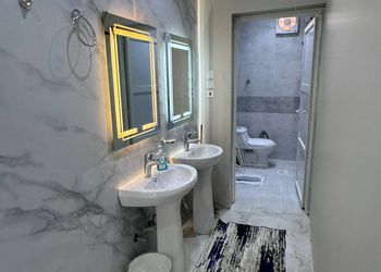 استراحة بجلسة خارجية ومسبح داخلي