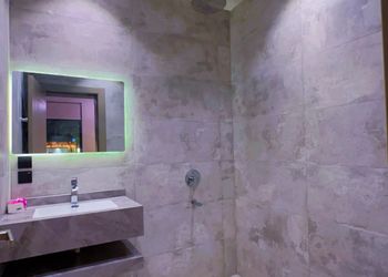 شاليه بمسطح اخضر ومسبح 