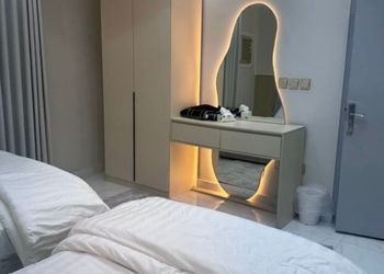 شقة بغرفة معيشة وغرفتين نوم 