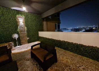 شقة بصالة انيقة وثلاث غرف نوم