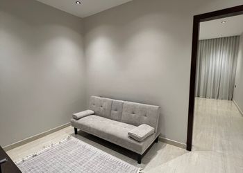 استديو بأثاث مريح وبسيط 