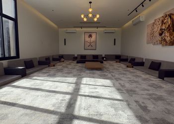 شاليه بملعب كرة طائرة 