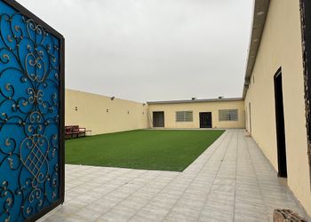 استراحة بمسطح أخضر ومجلس ومسبح 