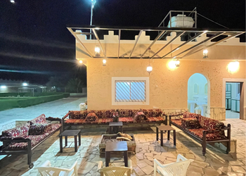 شاليه بجلسة خارجية وملعب كرة قدم