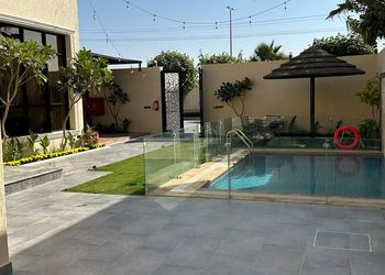 شاليه بمسبح خارجي وجلسة خارجية