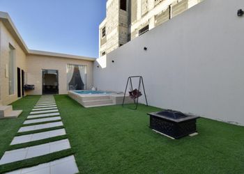 شاليه بجلسة خارجيه وركن شواء