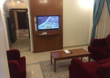 شقة بغرفتين نوم وصالة جلوس 