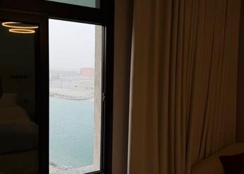 استديو بأثاث مريح وبسيط 