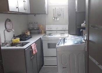 شقة بصالة وثلاث غرف نوم 