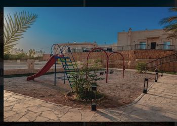 مزرعة بجلسة خارجية واسطبل خيل