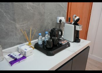 استديو بسرير ماستر وجلسة مريحة