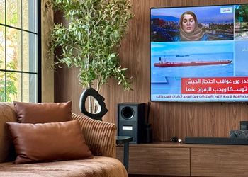 شاليه بجلسة خارجية مطلة على المسبح