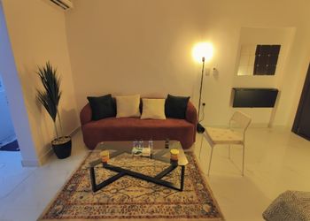 غرفة بأثاث مريح وبسيط 