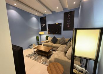شاليه بجلسة تطل على مسبح خارجي 