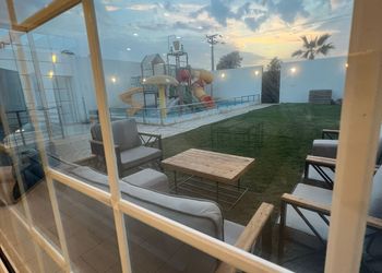 شالية بمجلس مطل على الفناء الخارجي 