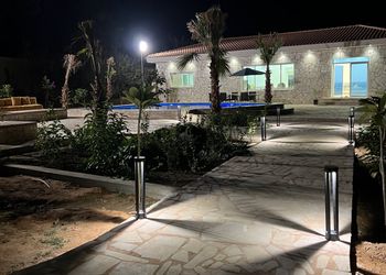 مزرعة بمسطحات خضراء وجلسة خارجية
