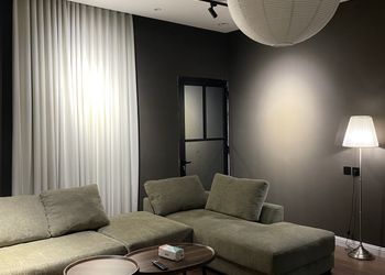 شقة بصالة مريحة وتصميم هادئ 