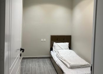 شاليه بمسطح اخضر وجلسة خارجية 