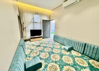 شاليه بمسطح اخضر ومسبح 