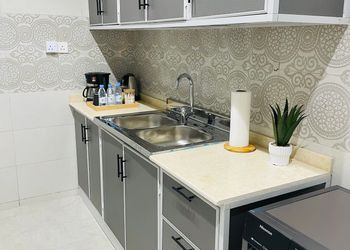 شقة بغرفة معيشة وغرفة نوم 
