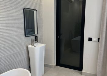شاليه بمسبح خارجي وجلسة خارجية