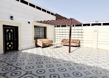 شاليه بمسطح اخضر ومسبح 