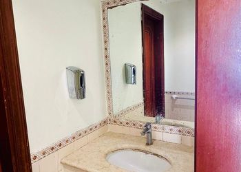فيلا بجلسة خارجية مطلة على البحر