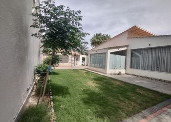 شاليه بمجلس مطل على مسبح داخلي
