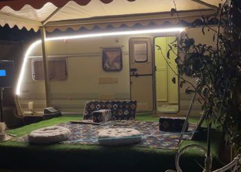 كرفان بجلسة خارجية وأجواء ممتعة