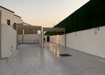 شاليه بجلسة مطلة على مسبح 