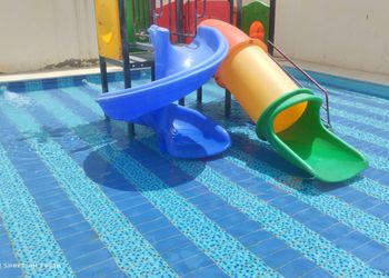 شاليه بألعاب أطفال ومسبح