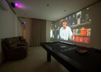 شقة بغرفتين نوم وسينما وبلياردو